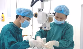 Các y, bác sĩ Bệnh viện Mắt Huế phẫu thuật lấy chiếc kim khâu dài 1cm bị "bỏ quên" 2 năm trong mí mắt một người phụ nữ ở Huế.
