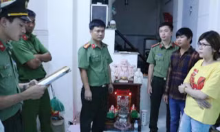 Đọc lệnh khởi tố Bùi Thị Thu Hồng cùng chồng (ảnh Công an TT-Huế)