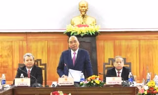 Thủ tướng Nguyễn Xuân Phúc lưu ý, lãnh đạo tỉnh và cán bộ tuyệt đối không sử dụng xe công giờ hành chính để đi việc riêng trong dịp Tết, không phải đi thăm cấp trên, không quà biếu cấp trên 