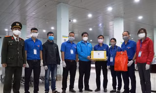 Anh Trần Gia Công, Ủy viên Thường vụ Trung ương Đoàn, Bí thư Tỉnh Đoàn TT-Huế (thứ 5 từ phải sang), thay mặt tuổi trẻ TT-Huế thăm, tặng quà động viên lực lượng làm nhiệm vụ phòng chống dịch đêm giao thừa.