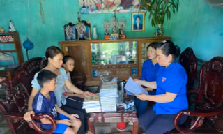 Công ty Tiền Phong tặng sách vở, đồ dùng học tập cho hai bé mồ côi bước vào năm học mới 