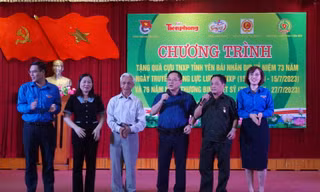 Tổng Biên tập báo Tiền Phong Lê Xuân Sơn (thứ 3 từ phải sang) giao lưu văn nghệ với các đại biểu và cựu thanh niên xung phong tại chương trình. (Ảnh: Việt Khôi)