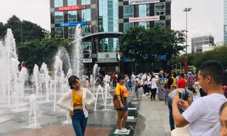 Người Sài Gòn đổ xô vào trung tâm chờ đón pháo hoa
