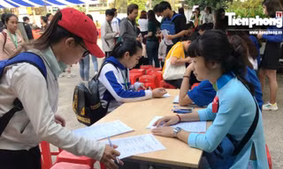 Sinh viên Đại học Văn Hiến TPHCM háo hức đi hiến máu