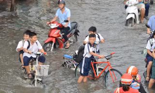 Học sinh xắn quần lội nước đến trường ngày đầu tuần vì triều cường gây ngập