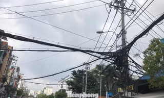 Dây điện như mạng nhện 'tử thần' treo trên đầu người dân Sài Gòn