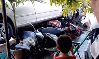 Ô tô lùi cuốn 4 xe máy vào gầm.