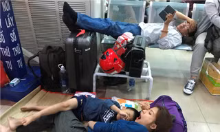 Thêm nhiều chuyến tàu trễ giờ, nghìn người vật vờ ở ga Sài Gòn