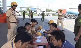 Lực lượng chức năng chốt chặn kiểm tra phương tiện.