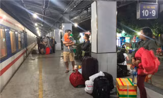 Những người đón Giao thừa trên chuyến tàu cuối cùng rời ga Sài Gòn