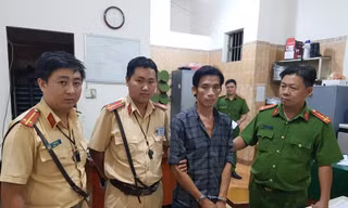 CSGT bàn giao tên trộm cho công an phường xử lý.