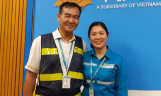 Chị Ngọc cùng đại diện hãng hàng không đã trả lại tài sản cho khách.