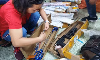 Súng bắn bi nguỵ trang dụng cụ nhà bếp.