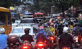 Người dân ùn ùn về quê ăn Tết, giao thông cửa ngõ Sài Gòn hỗn loạn