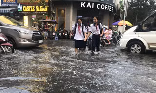 Người dân Sài Gòn vật lộn với triều cường trên đường về nhà