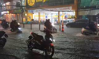 Đường Nguyễn Hữu Cảnh được "siêu máy bơm" giải cứu hết ngập trước khi hết mưa.