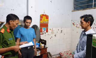 Công an đọc lệnh bắt khẩn cấp Quách Chinh Nhân.