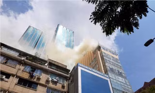 Khói bốc lên nghi ngút từ nóc toà nhà.