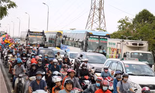 Người dân ùn ùn về quê ăn Tết, cửa ngõ Sài Gòn kẹt cứng