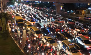 Người Sài Gòn ùn ùn đi xem pháo hoa, nhiều tuyến đường kẹt cứng