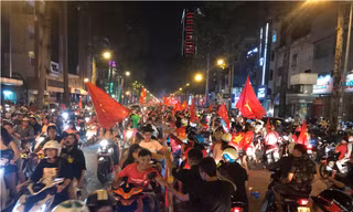 Người hâm mộ đổ xuống đường sau trận chung kết AFF Cup.