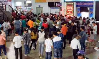 Nhiều người dân đến ga Sài Gòn mua vé tàu Tết.