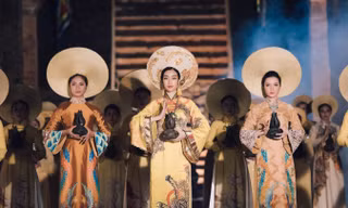 Hoa hậu Đỗ Mỹ Linh - Đại sứ trầm hương làm lễ dâng trầm ở tháp bà Ponagar (một cảnh sẽ được chiếu trong clip trong chương trình đêm 30/4) 