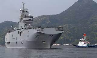 Tàu đổ bộ trực thăng Mistral của Pháp. Ảnh: AP