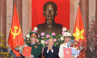 Tổng Bí thư, Chủ tịch nước Nguyễn Phú Trọng trao quyết định phong quân hàm Đại tướng và tặng hoa chúc mừng các đồng chí Tô Lâm, Lương Cường. Ảnh: Trọng Hải