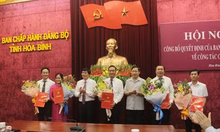 Phó Bí thư Thường trực Tỉnh ủy, Chủ tịch HĐND tỉnh Hòa Bình Trần Đăng Ninh và Phó Chủ tịch UBND tỉnh Bùi Văn Cửu trao Quyết định cho các đồng chí được điều động, luân chuyển, bổ nhiệm