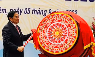 Thủ tướng: Dạy học sinh bài học về lòng biết ơn, sự trung thực, tình yêu đất nước