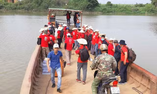 Phà chở khách qua sông Krông Nô 