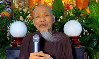 Thời điểm cảnh sát khám xét hộ bà Cúc, nơi đặt “Tịnh thất Bồng Lai”. Ảnh: Tân Châu 