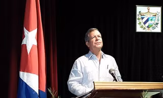 Các lãnh đạo Cuba vẫy cờ trên Quảng trường Cách mạng để chào mừng ngày Quốc tế lao động 1/5. (Ảnh: Reuters)