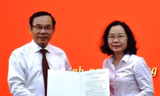 Bí thư Thành uỷ TPHCM trao quyết định điều động, bổ nhiệm 2 cán bộ chủ chốt 