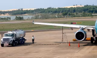 Giá xăng dầu cao kỷ lục khiến các hãng hàng không lỗ gần 100 tỷ đồng mỗi tháng dù khách bay nội địa “bùng nổ” Ảnh: Phạm Thanh