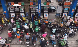 Người dân nhiều nơi tại TPHCM vật vã trong cơn "khát" xăng. Ảnh: Hoàng Trang