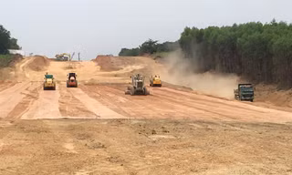 Một đoạn cao tốc Dầu Giây - Phan Thiết đang được thi công. Ảnh: Mạnh Thắng 