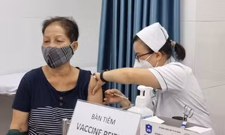 Nhu cầu tiêm vắc xin COVID-19 tại TPHCM tăng cao sau khi xuất hiện biến thể mới Omicron BA.4 và BA.5. Ảnh: V.S