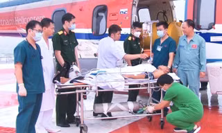 Trực thăng đưa ngư dân từ Trường Sa vào đất liền chữa trị