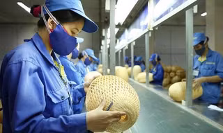 Với việc làm ít, công nhân ngành gỗ ở Đồng Nai chỉ mong doanh nghiệp duy trì được sản xuất. Ảnh: M.T