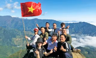Du khách có thể ngắm biển mây bồng bềnh từ “đầu Rùa Đá” khổng lồ trên cung đường chinh phục đỉnh Tà Xùa. Ảnh: PV 
