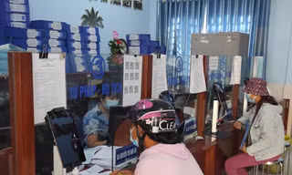 Người dân đến làm thủ tục tại UBND xã Vĩnh Lộc A, huyện Bình Chánh, ngày 29/6 