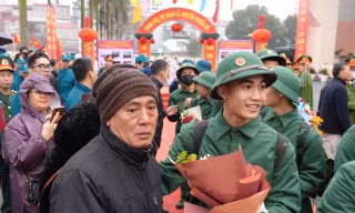 Tân binh Hà Nội nói gì trước giờ lên đường nhập ngũ?