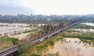 Mực nước sông Hồng giảm dần, bãi giữa dần lộ diện