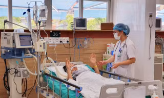 Một bệnh nhân bị rắn cắn được điều trị qua cơn nguy kịch tại Trung tâm Chống độc - BV Bạch Mai. Ảnh: BS cung cấp
