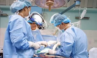 Các bác sĩ Bệnh viện Nhi TƯ thực hiện ca phẫu thuật tim cho bệnh nhi N.H.A (2 ngày tuổi, ở Nghệ An). Ảnh: BV cung cấp