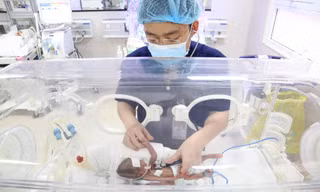 Bệnh nhi có tiến triển tốt, cân nặng tăng lên 1000gr sau 38 ngày điều trị. Ảnh: BV cung cấp