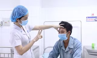 BS kiểm tra thị lực cho H sau ca phẫu thuật mắt. Ảnh: BS cung cấp