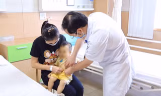 BS khám cho bệnh nhân L.H.P. Ảnh: Bệnh viện cung cấp